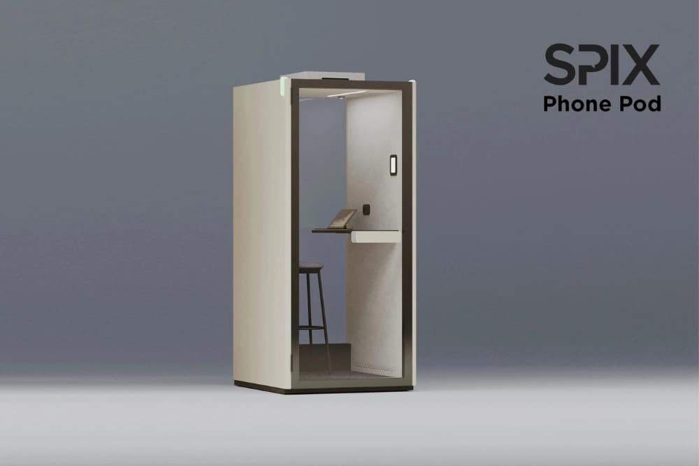 Büro Möbel, Besprechungscube, Besprechungs Pod, Meeting Pod in beige, beige Wände, Glaswände, Hocker in schwarz