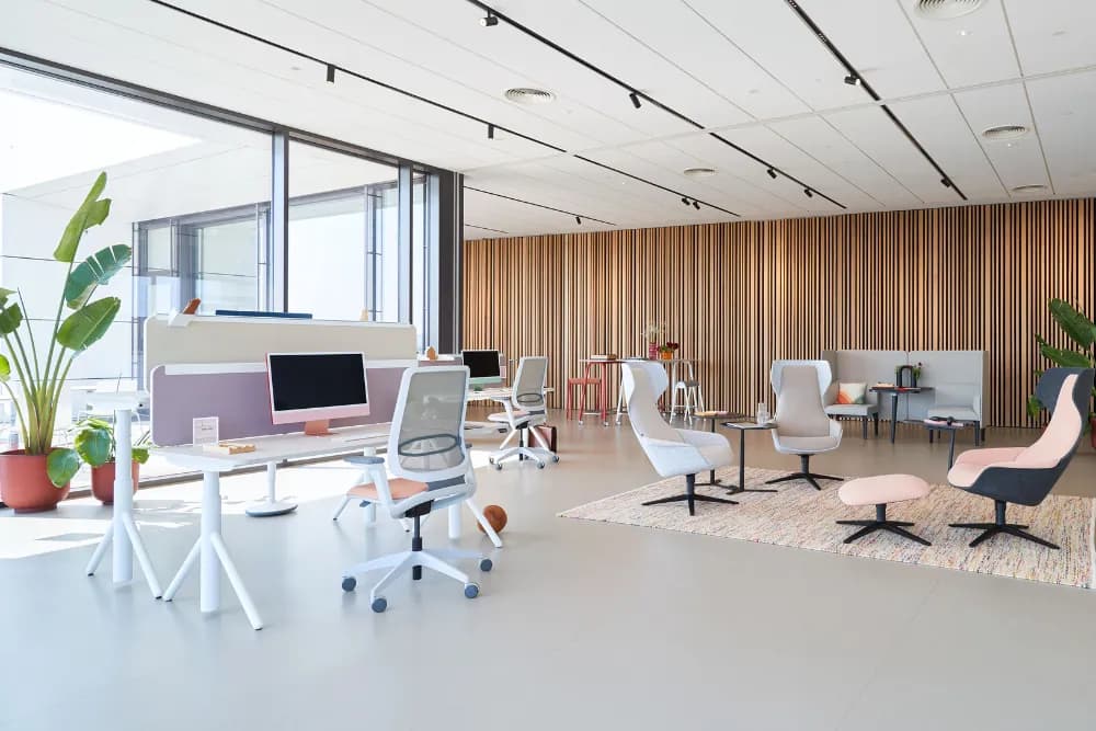 Büro Möbel, Bürowelten, Büroräume, helle Einrichtung, Akustikwände, Besuchersessel mit Fu´ßablage, Schreibtische, Bürodrehstühle mit Rollen, offene Bürogestaltung