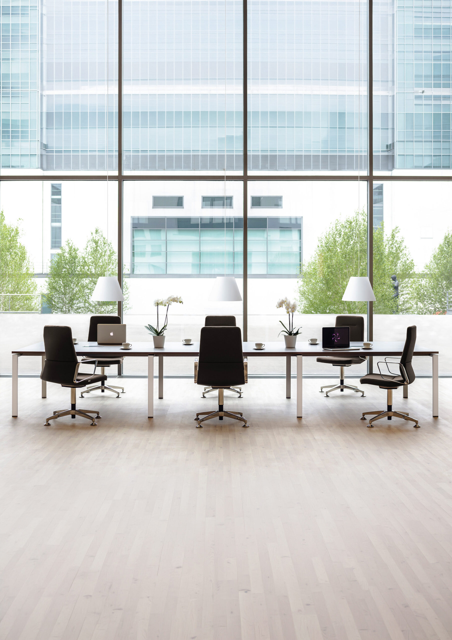 Konferenz & Meeting — Konferenztische und Huddle Rooms